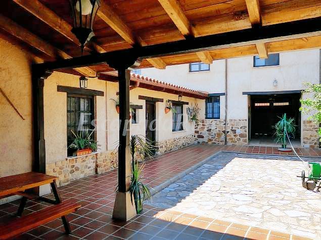 Cottage with yard, barbecue & patio | City view | Dogs allowed — photo 4