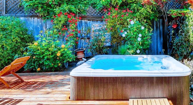 House with hot tub — photo 5