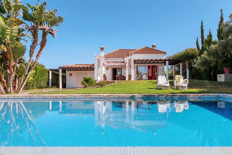 Villa with BBQ, fast internet & private pool | Garden view — photo 2