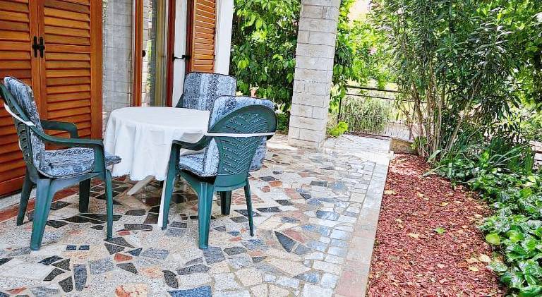 Holiday apartment with garden, barbecue & patio — photo 4