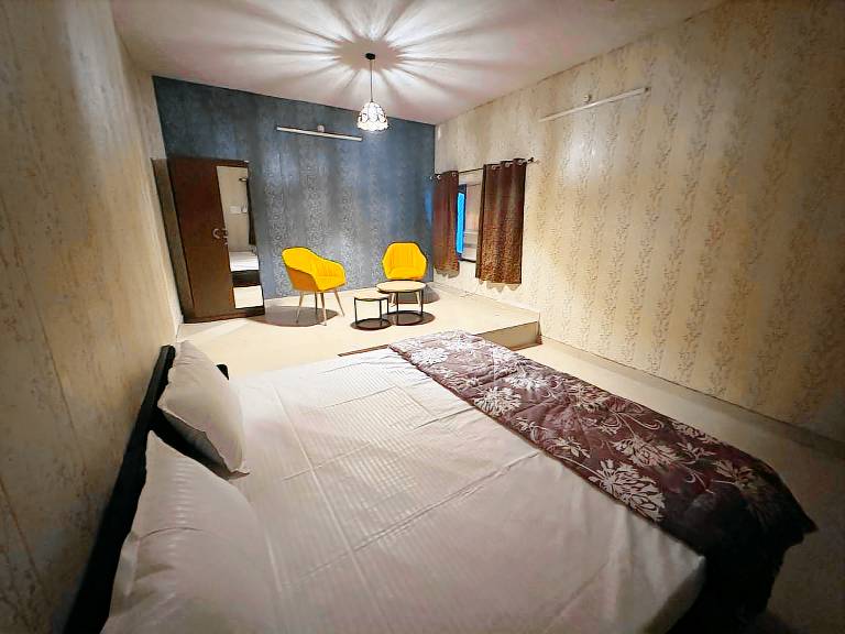 Big rental apartment with patio | Suitable for remote work | Pets are welcome in Varanasi