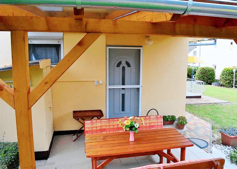 Holiday apartment with yard, BBQ & terrace — photo 5