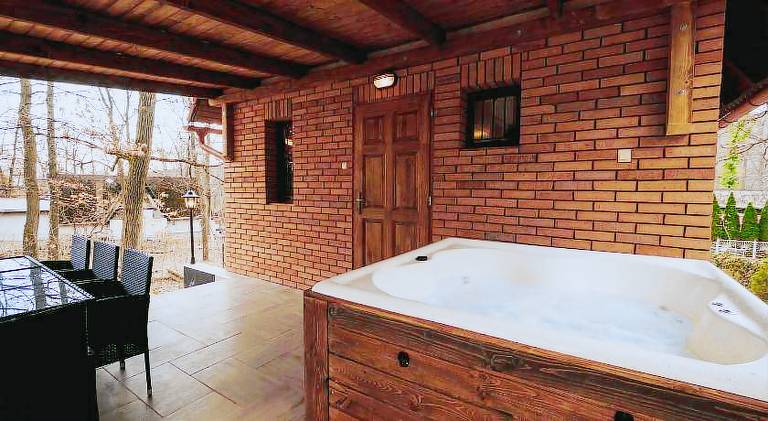 House with hot tub — photo 3