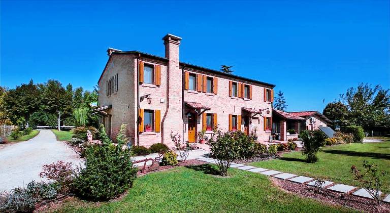 Farm with garden in Ferrara