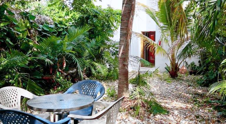 Lovely serviced apartment with yard & patio | Pets allowed — photo 5