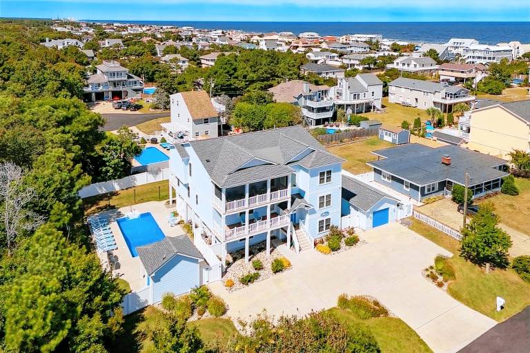 Island Time 800 ft to the beach Private Pool, Hot Tub, Dog Friendly in Virginia Beach, VA