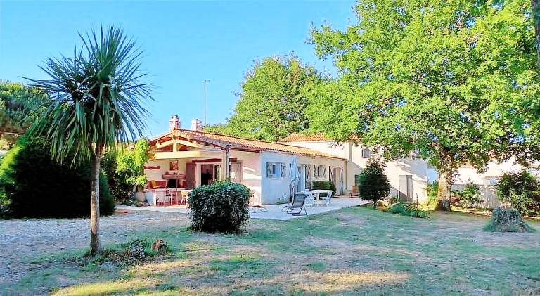 Villa with grill, patio & garden | Pets allowed in Royan