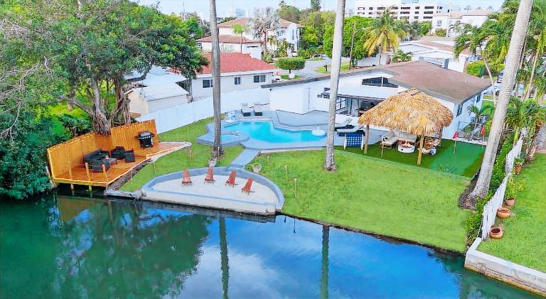 Nice vacation home with pool | Pets allowed in Aventura, FL