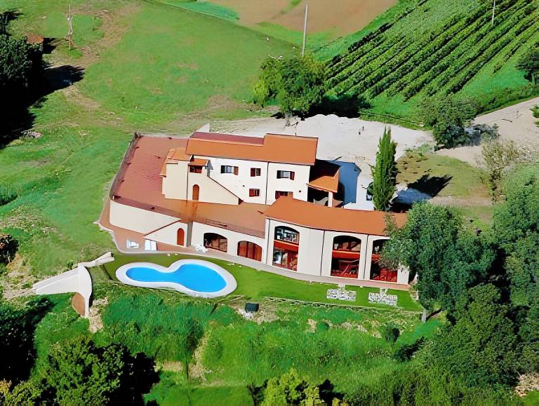 Vacation home with pool, garden & patio in Manciano