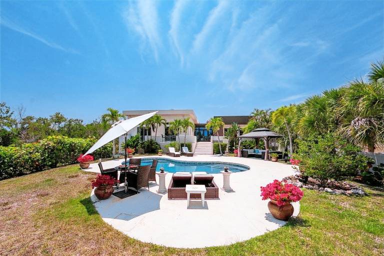 Child-friendly house with private pool & BBQ | Beach nearby | Pet-friendly in Englewood, FL