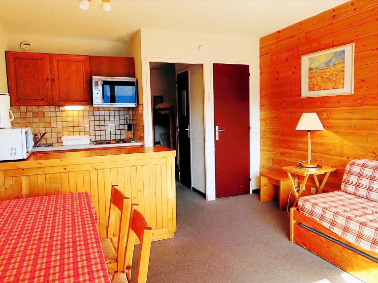 Studio cabin, sleeps 4, ski-in/ski-out, near shops, balcony, mountain views — photo 4