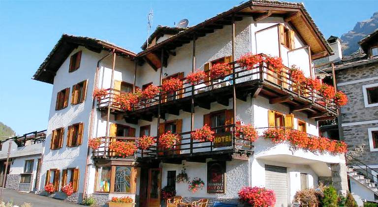 Wonderful serviced apartment with terrace & yard | Pets are welcome in Cogne