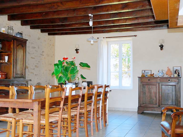 Cottage with barbeque & yard — photo 3