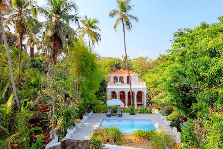 Loto Bianco in Siolim