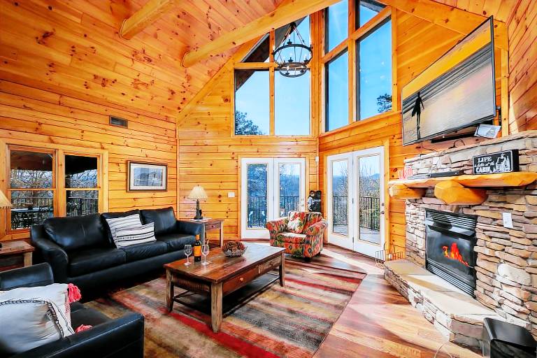 Inspiration Point - Fireside Pet Snuggles, Hot Tub Soaks & Game Nights — photo 2