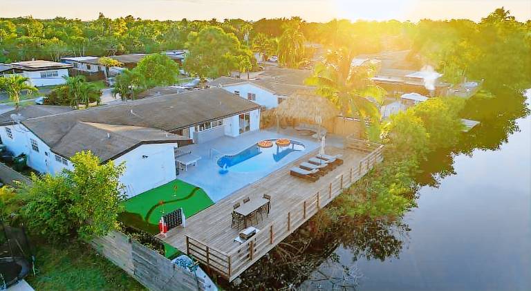 Big vacation home with pool | Pet-friendly in Aventura, FL