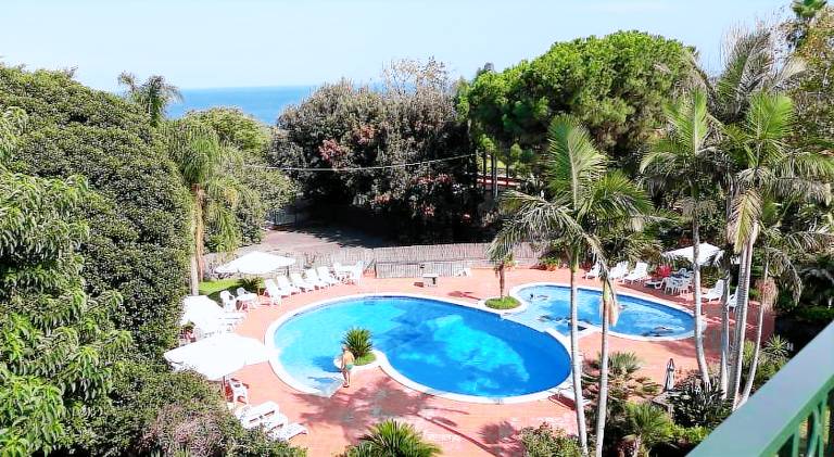 House with pool in Aci Castello