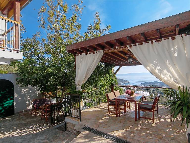 Fully equipped vacation home with private pool, yard & barbeque | Mountain view | Pets are welcome — photo 5