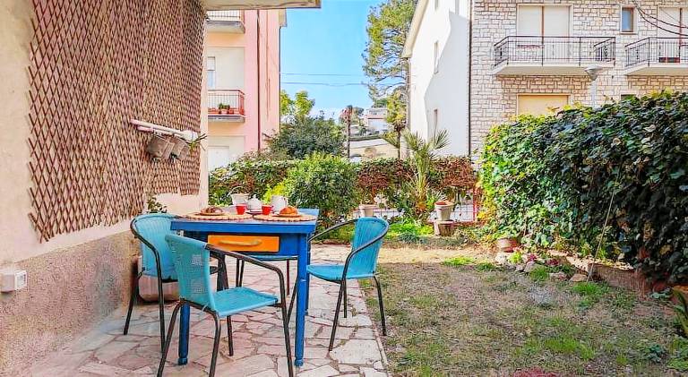 Apartment with yard in Camerano
