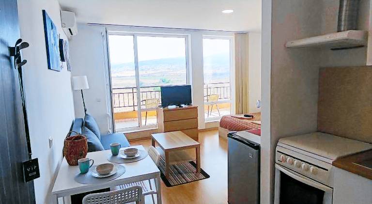 Rental apartment with pool, yard & terrace — photo 4