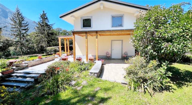 Rental apartment with patio & yard in Aosta