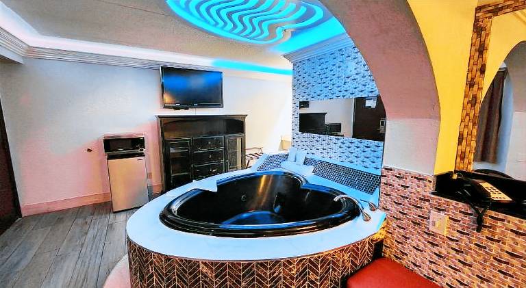Americas Best Value Inn & Suites Little Rock at Scott Hamilton Dr — photo 2