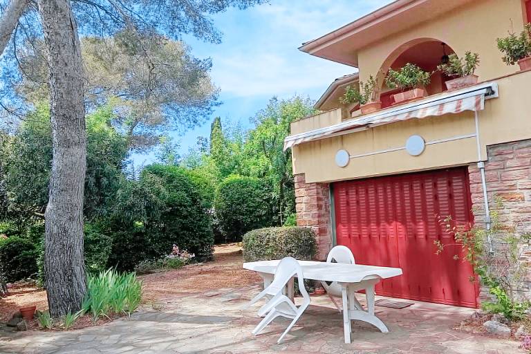 House with garden 10 min walk from the sea in Saint-Raphaël