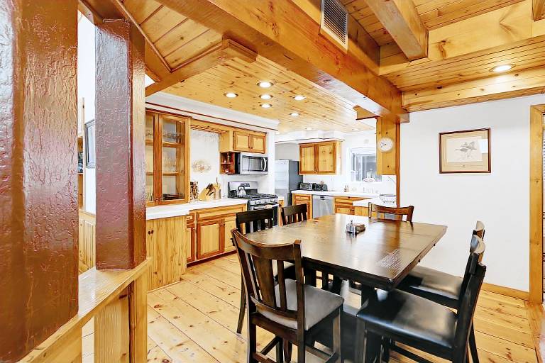 Summit Hideaway Fantastic Mountain getaway with private hot tub, free Wi-Fi, full kitchen, & more — photo 4
