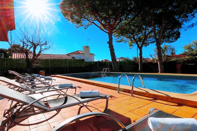 Villa with patio, yard & private pool — photo 4