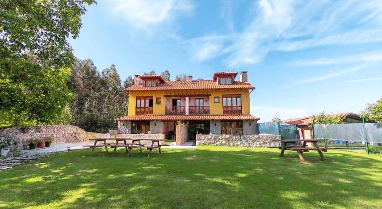 Rental apartment with patio, yard & barbeque in Llanes