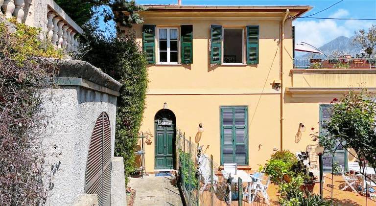 Apartment with terrace | Beach nearby | Pets allowed in Menton
