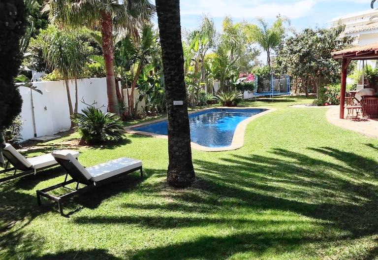 Family-oriented lovely villa with barbecue, jacuzzi & heated pool | Mountain view | Close to the beach | Pet-friendly — photo 2