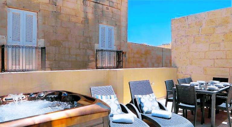 Exquisite 3-bedroom Duplex Penthouse with Jacuzzi in Valletta Centre — photo 4