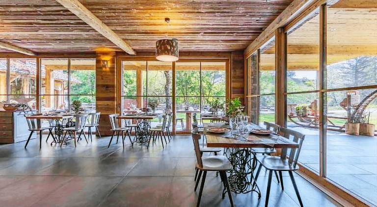 Chalet with pool, yard & BBQ — photo 4