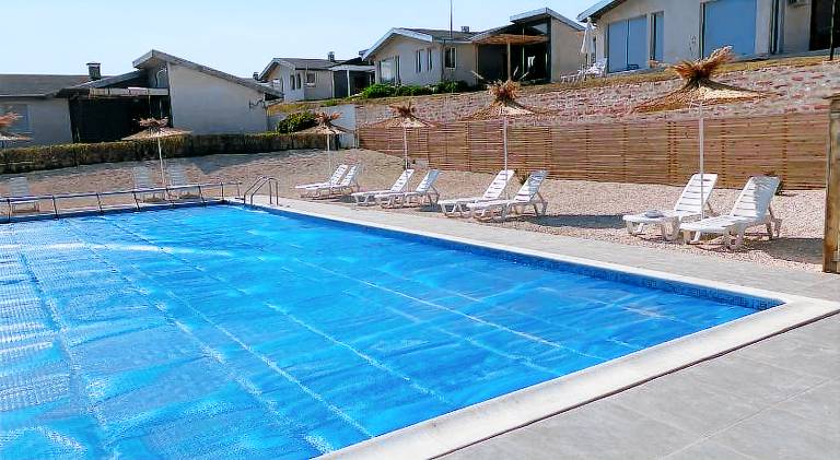 House with private pool, patio & BBQ — photo 4