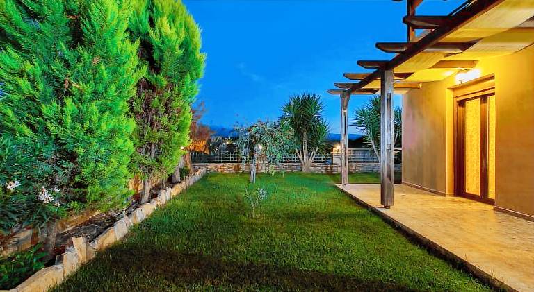 Fully equipped villa with barbeque, yard & private pool | Pets are welcome — photo 3