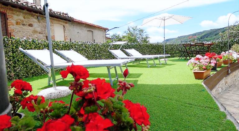Rental apartment with terrace, barbecue & yard — photo 2