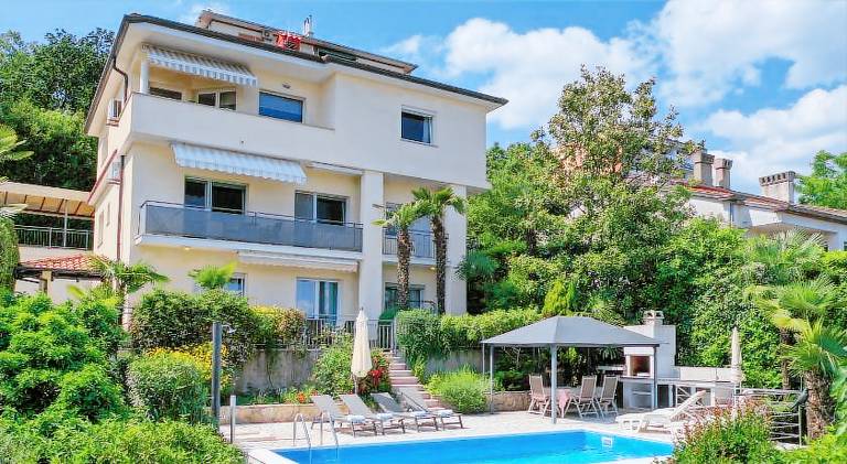 Apartment with pool — photo 2