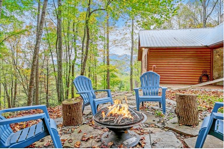 Cabin Royale Long-Range Mountain Views Hot Tub Game Room Bar Fire Pit Pet-Friendly — photo 4