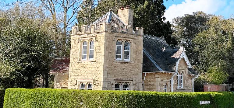 Cotswolds Castle Sleeps 8 with Enclosed Garden
