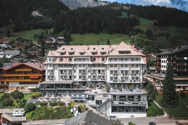  mit Hund in Adelboden, Berner Oberland, Schweiz