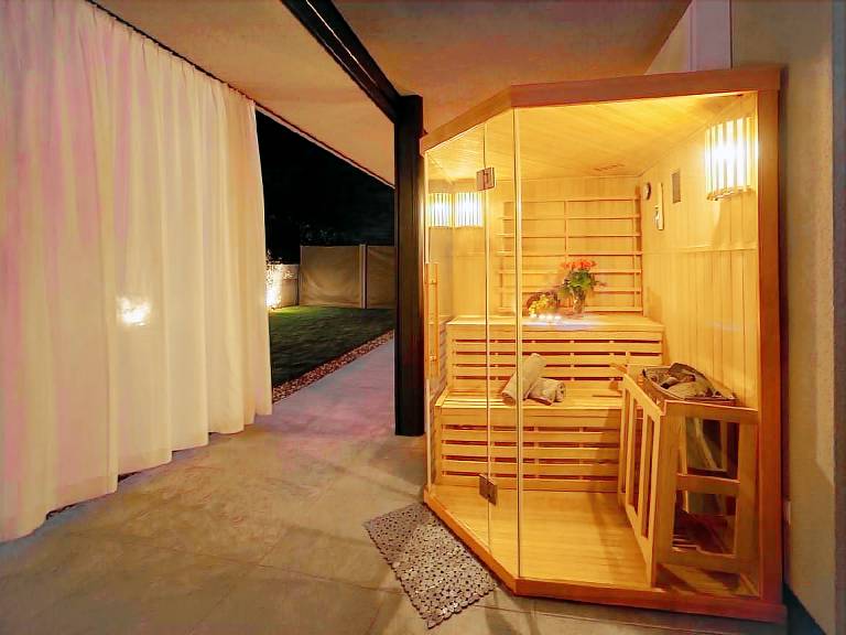 Fully equipped big apartment with sauna, jacuzzi & patio | Mountain view | Pets allowed — photo 2