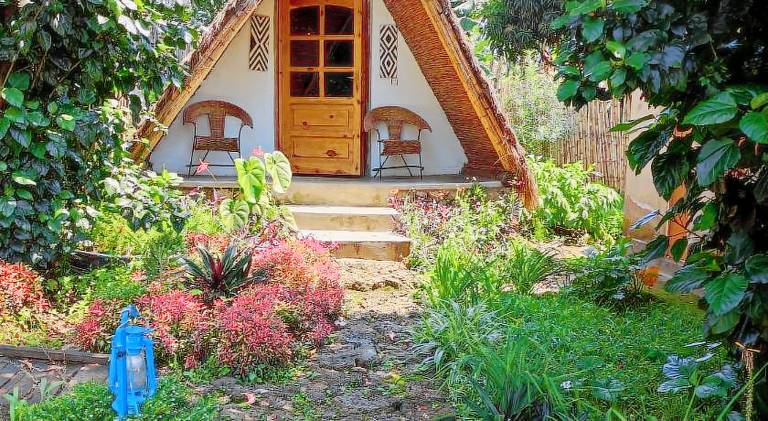 Lodge with terrace & yard | Pets are welcome — photo 2