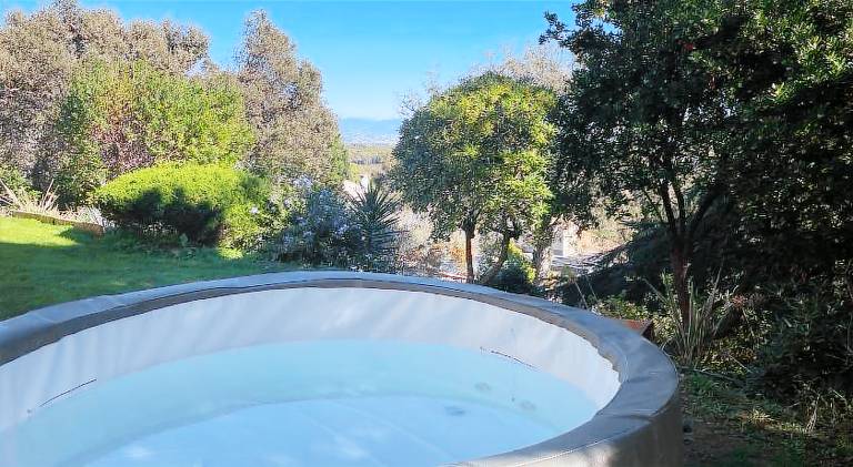 Domaine des Tuilieres avec Jacuzzi in Valbonne