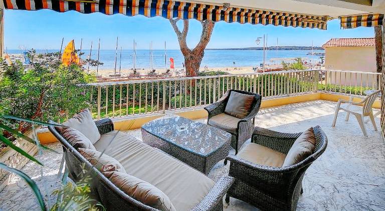 Apartment with terrace in Cannes