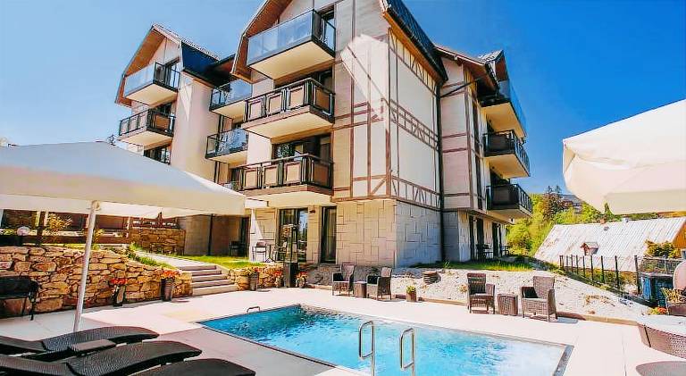 Beautiful serviced apartment with pool, yard & patio | Ski nearby | Pets allowed — photo 3