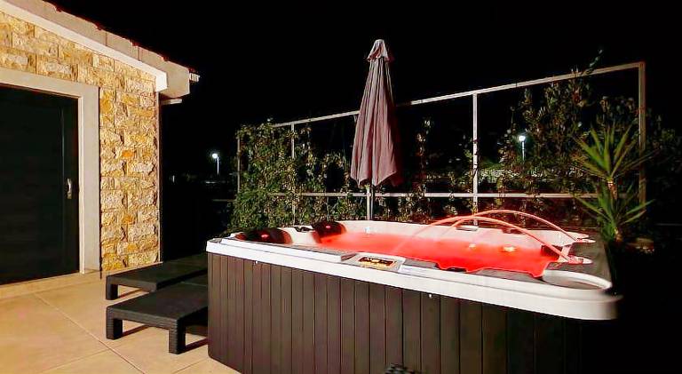 Vacation home with hot tub | Dogs allowed — photo 4