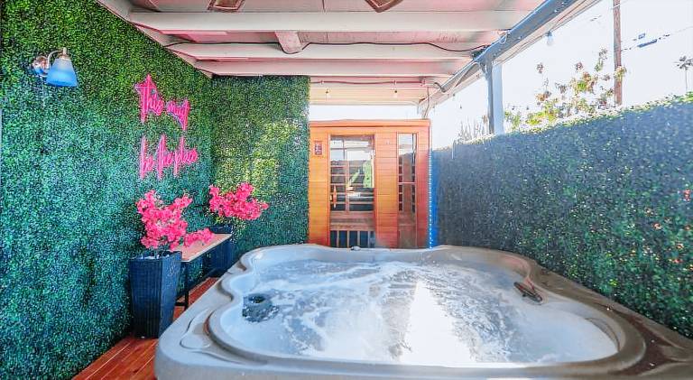 Minutes to Old Town & Stadium, Pool, Sauna, Gazebo, Hot Tub, Fire Pit, Sleeps 14 — photo 5