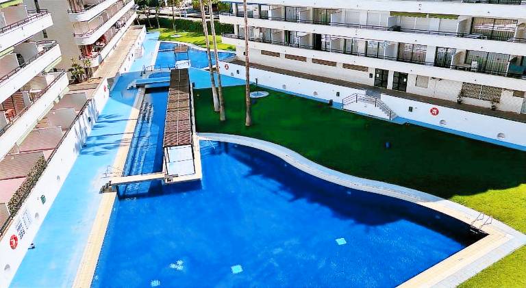 Rental apartment with terrace, pool & yard — photo 3