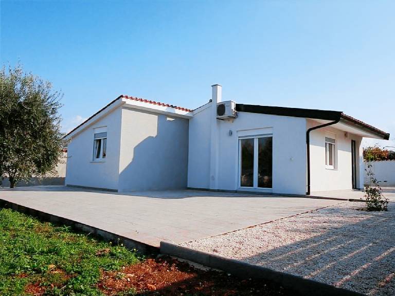 House with garden, barbecue & patio | Pets are welcome — photo 2
